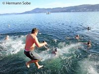 Velden Neujahrschwimmen im Casino Bad  08   Foto Hermann Sobe